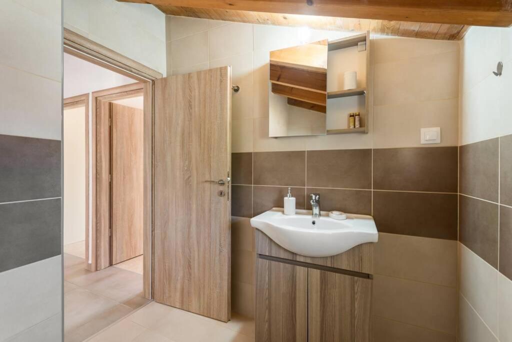 Alexandra Apartment *
